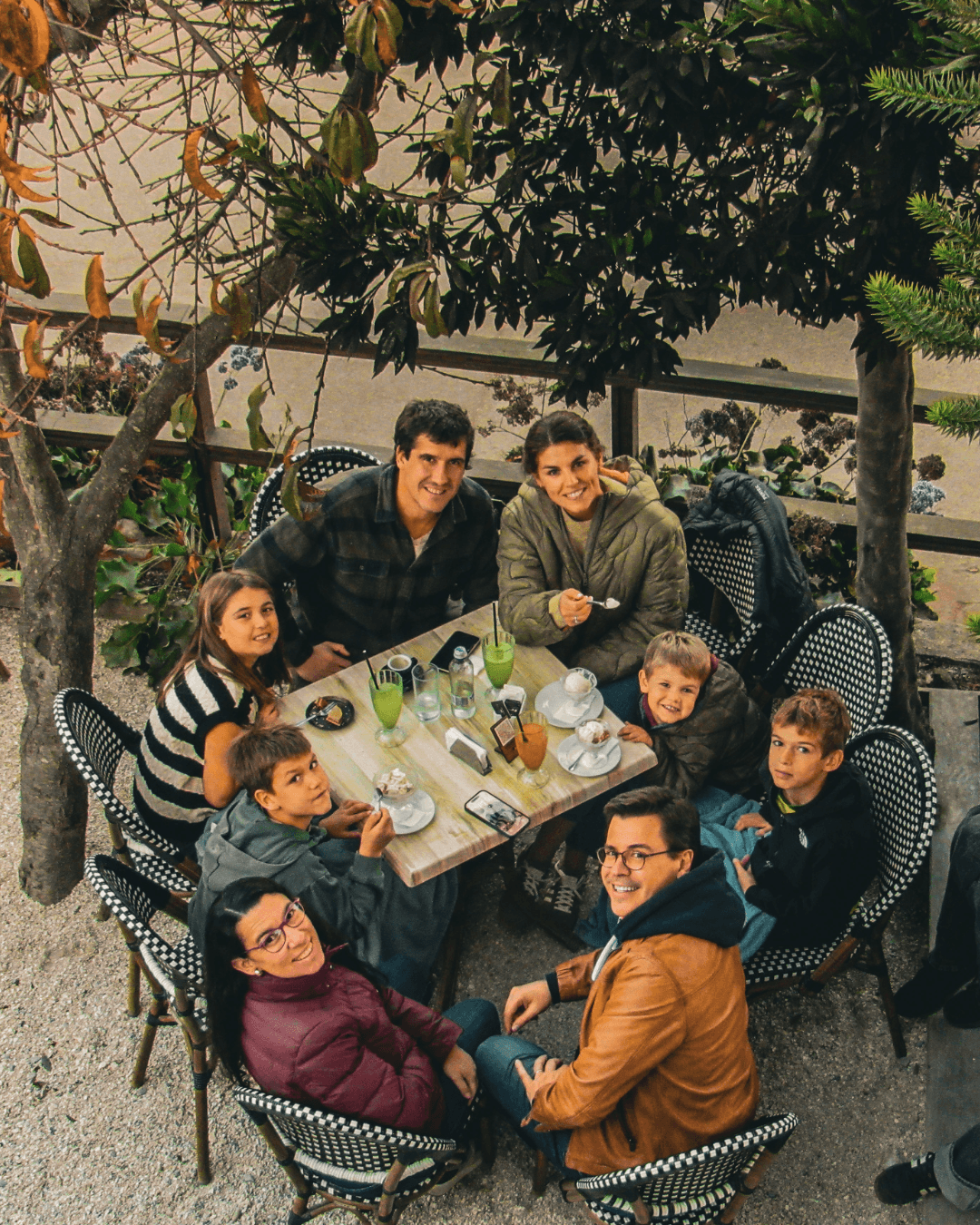 Familia y amigos reunidos alrededor de una mesa en Don Matías