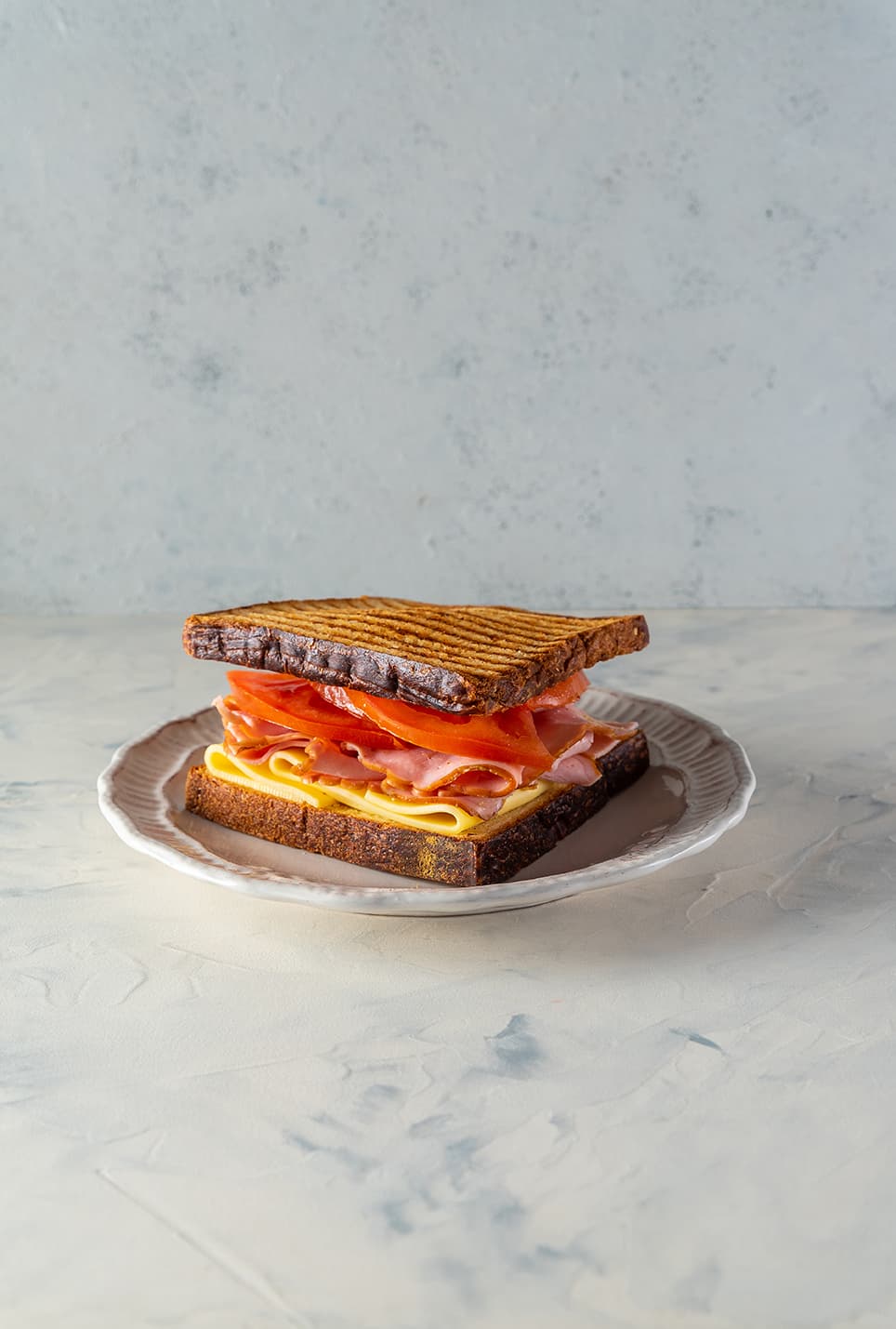 Sándwich de jamón, queso y tomate