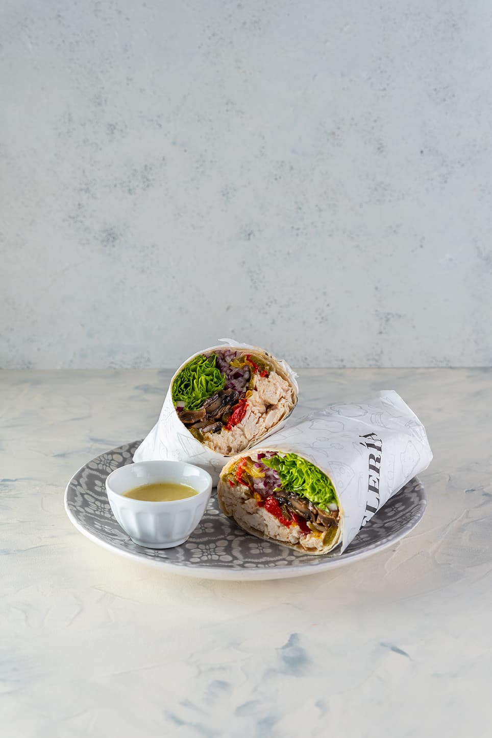 Wrap acompañado de salsa